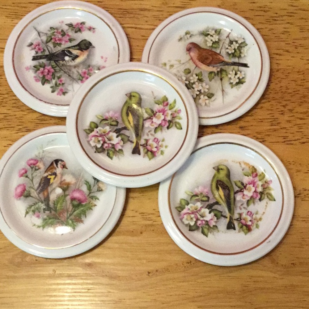 Vintage small decorative plates. With birds.